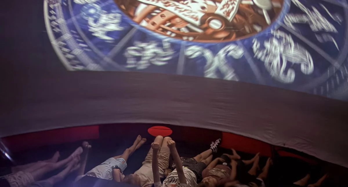 kino, Mobilne planetarium nauka wyciągnięcie ręki Międzyrzec Podlaski świętował Rodziny Eichlerów - zdjęcie, fotografia