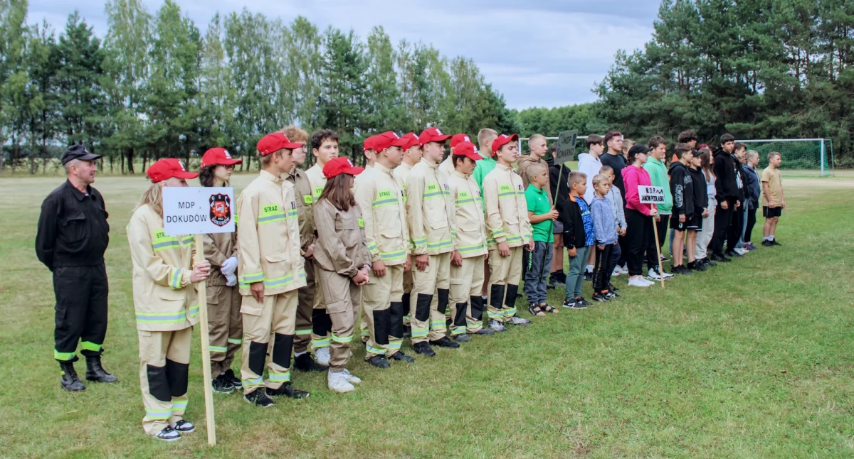 ludzie, Młodzieżowe Drużyny Pożarnicze spotkały Dokudowie Pierwszym ramach wydarzenia cyklu “Razem ogniu przygody” - zdjęcie, fotografia