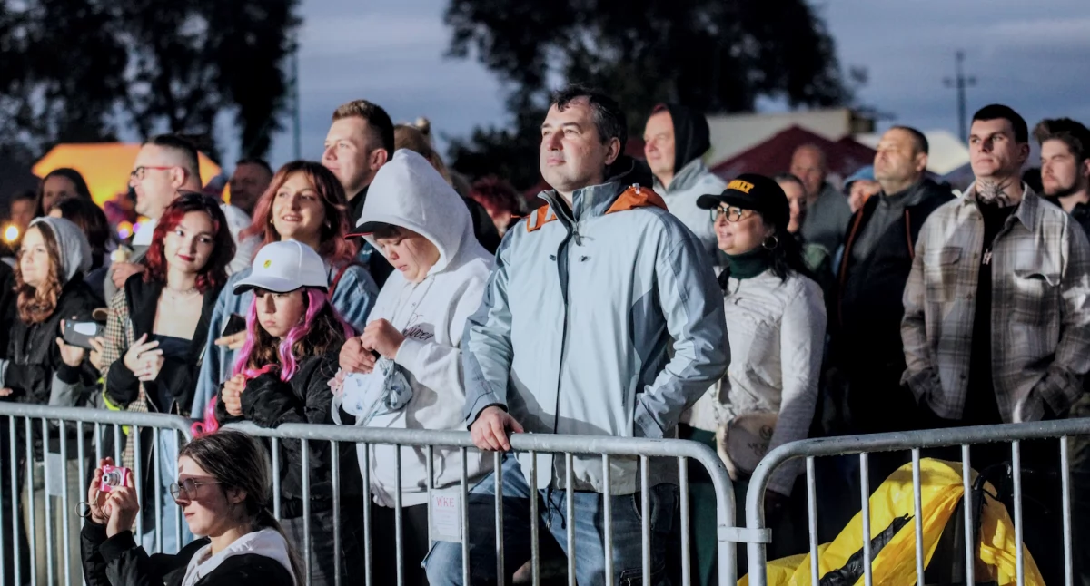 festyny, Zakończenie wakacji Gminie Zalesie Zespół Głośniej porwał publiczność wspólnej zabawy - zdjęcie, fotografia
