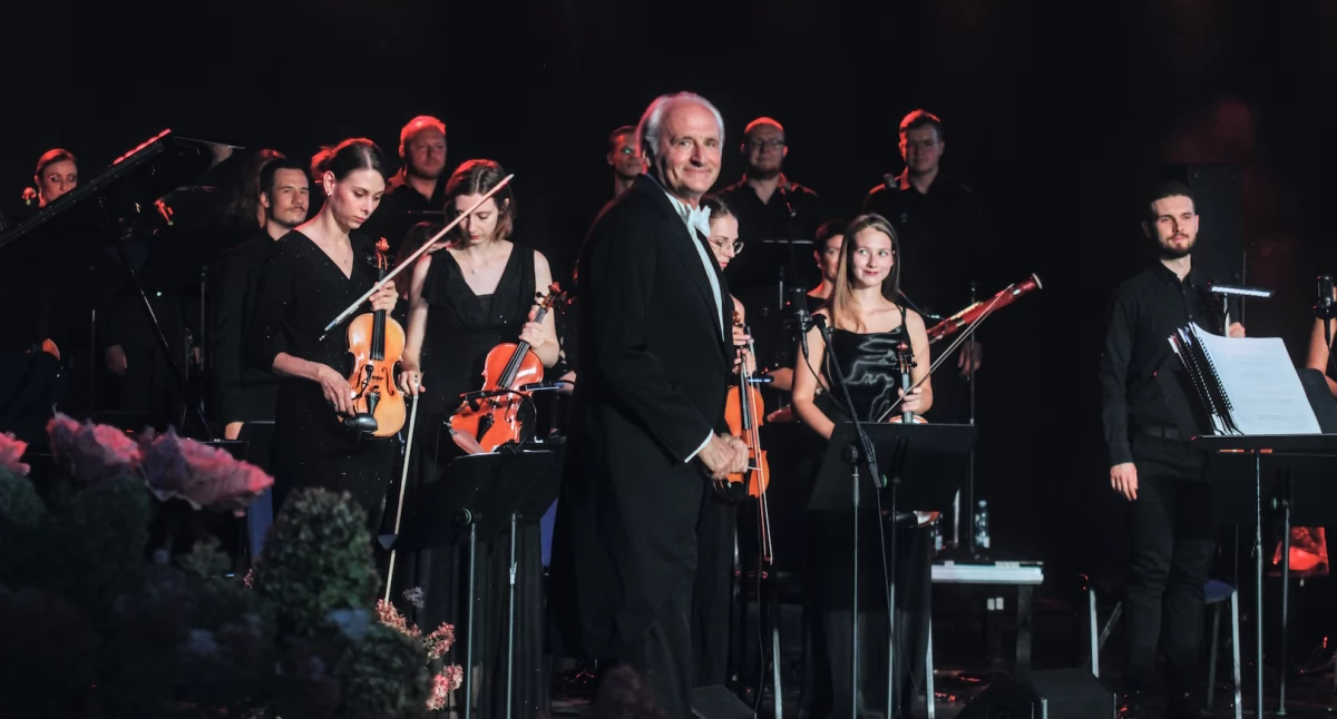 koncerty, “Krzesimir Dębski Przyjaciele Koncert muzyki filmowej” Finałowa Festiwalu Bogusława Kaczyńskiego bialskim Amfiteatrze - zdjęcie, fotografia