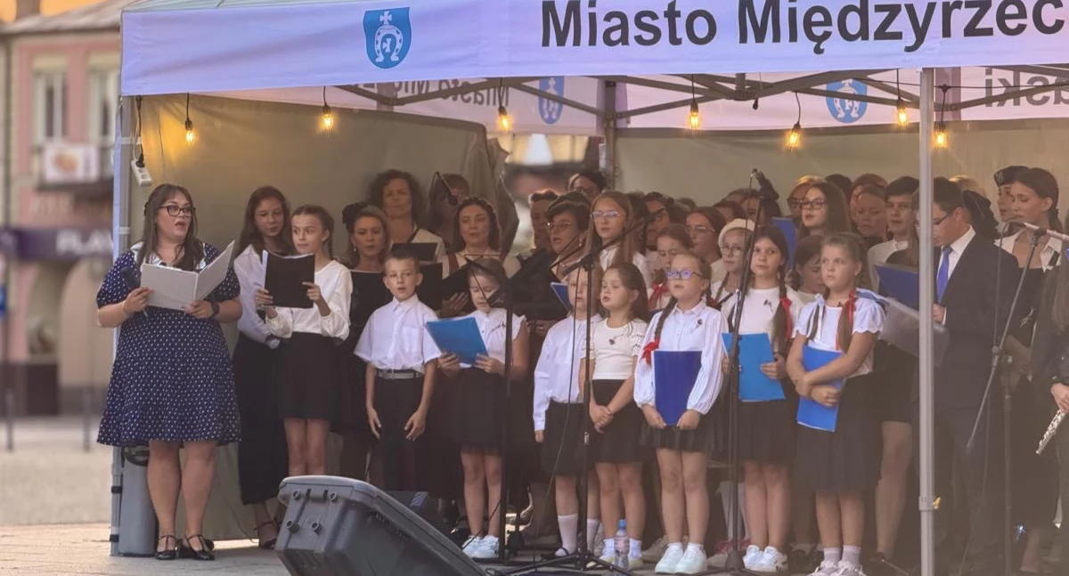 koncerty, Koncert hołdzie ofiarom wojny Dziś Ciebie przyjść mogę… poruszył serca mieszkańców Międzyrzeca Podlaskiego rocznicę wybuchu wojny światowej - zdjęcie, fotografia