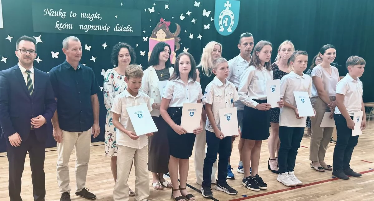 edukacja, Młodzi geniusze sportowcy podbili Międzyrzec Podlaski prymusów nagrodzonych wybitne osiągnięcia - zdjęcie, fotografia