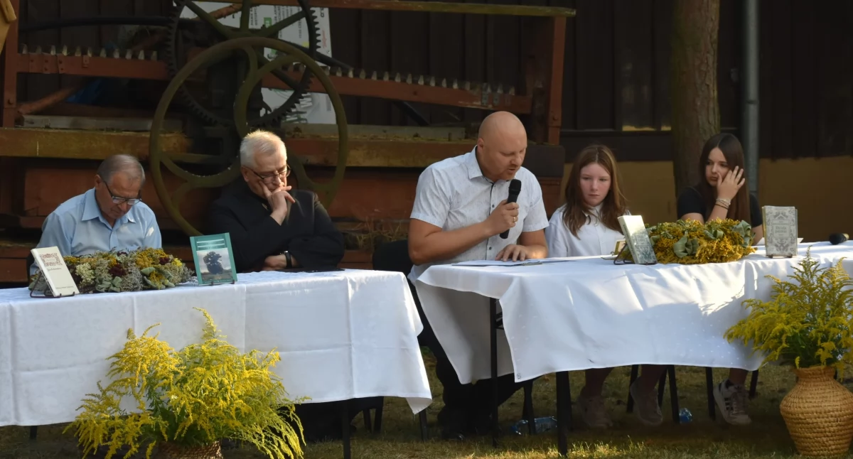 Biblioteka, „Słowo które przemija” Drelowie poezja Kochanowskiego rozbrzmiała plenerze - zdjęcie, fotografia