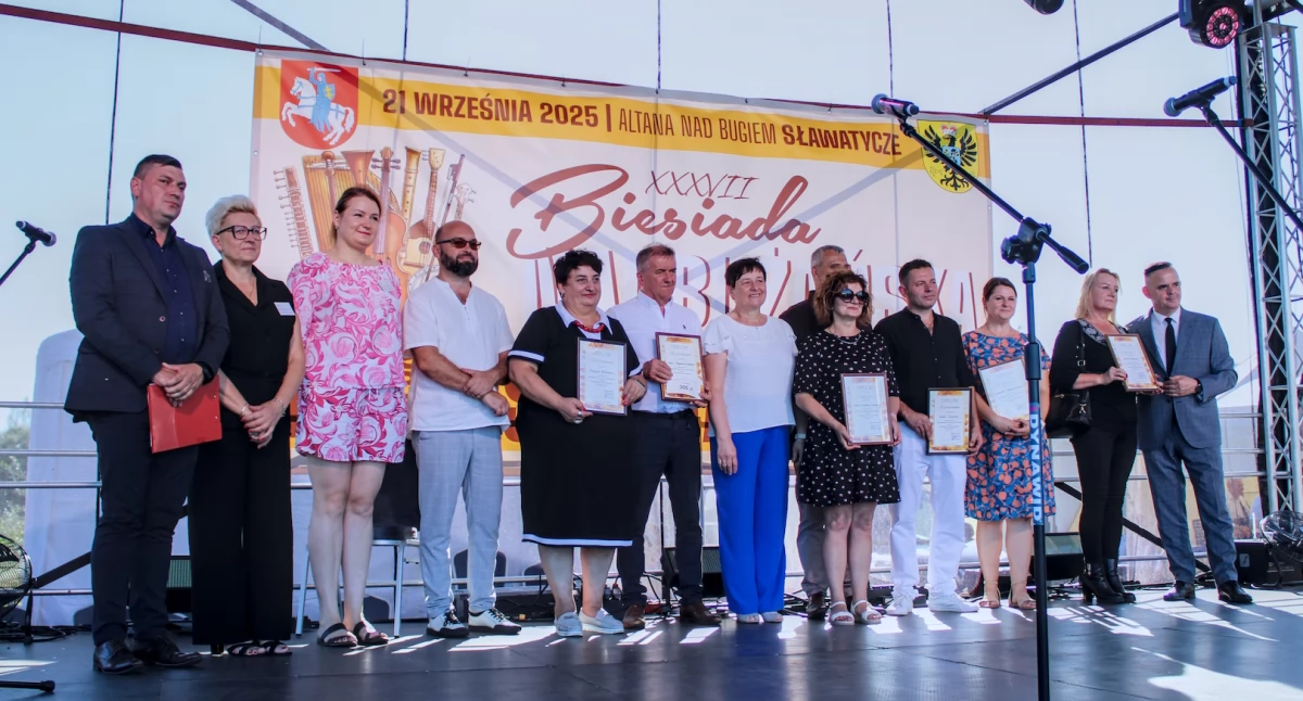 ludzie, XXXVII Biesiada Nadbużańska Festiwal Sękaczy Zawody Drwali przyciągnęły tłumy Sławatycz - zdjęcie, fotografia
