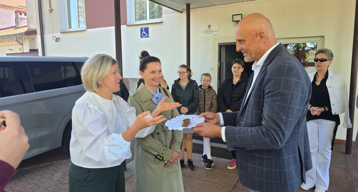Inwestycje, Koniec rocznych problemów Placówka Opiekuńczo Wychowawcza Komarnie nowym osobowym samochodem - zdjęcie, fotografia