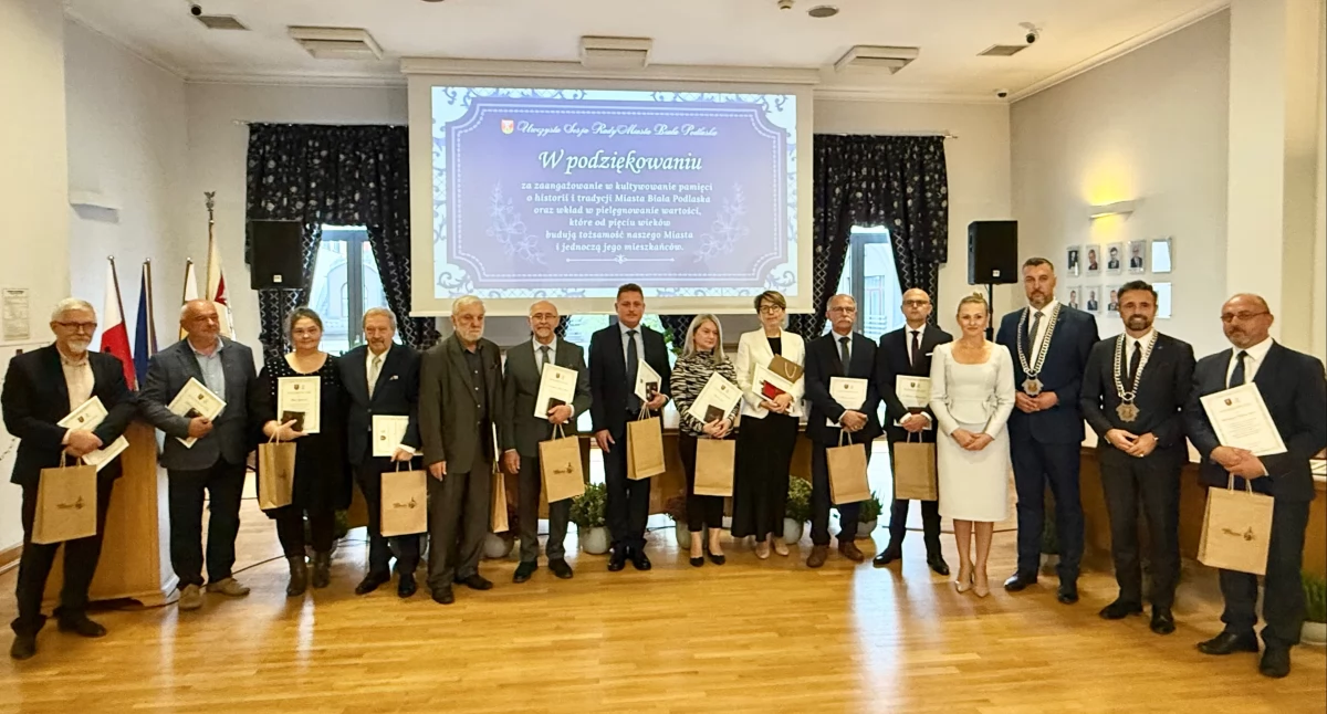 Urząd, Wielki jubileusz Białej Podlaskiej miejskich! Uroczysta sesja Miasta patronatem świętego Michała Archanioła deszcz medali Strażników Historii - zdjęcie, fotografia