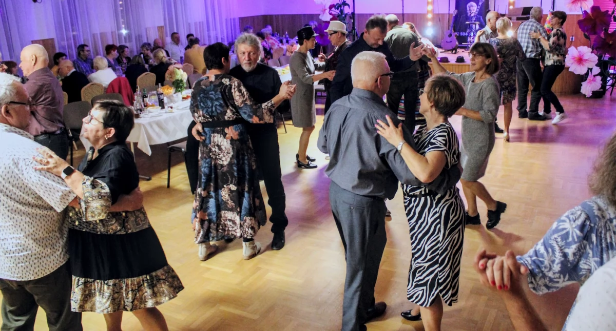 ludzie, Seniorzy Leśnej Podlaskiej kolejny spotkali potańcówce - zdjęcie, fotografia