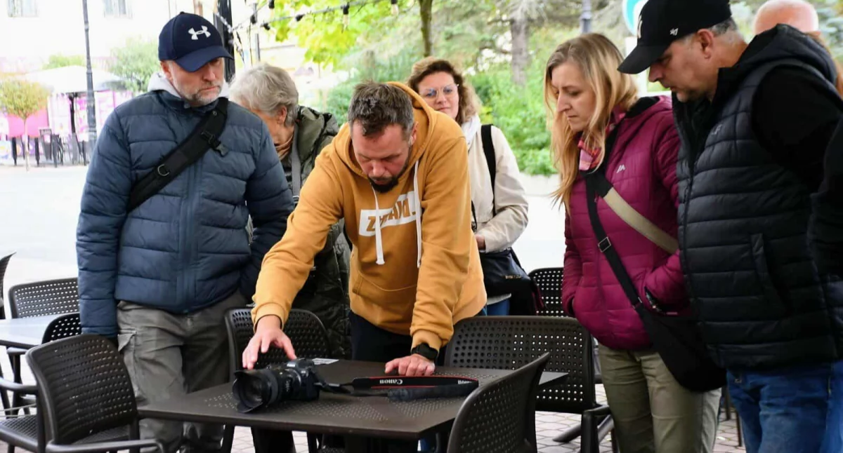Fotografia, Froese Spotkał publicznością finisażu wystawy Bialskiej Galerii Fotografii - zdjęcie, fotografia