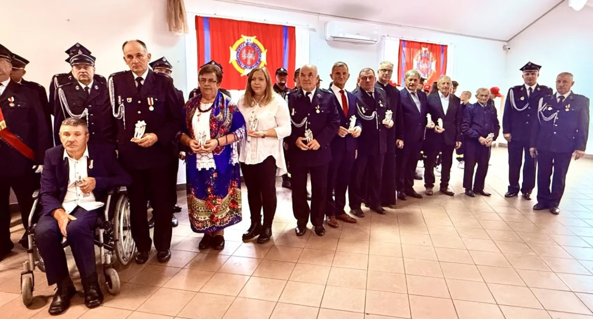 ludzie, Siedem dekad służby proporzec Rogoźnica świętuje tradycji wprowadza młode pokolenie strażacką rodzinę Poznaj historię jednostki! - zdjęcie, fotografia
