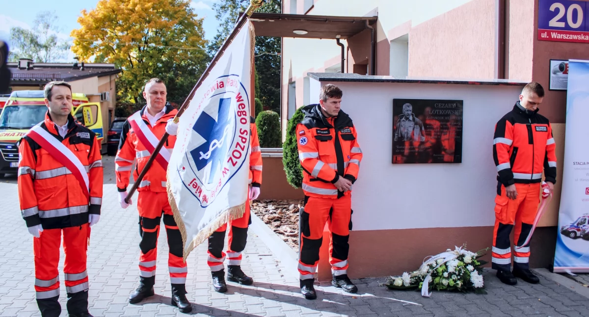 ludzie, Dzień Ratownictwa Medycznego Białej Podlaskiej Uroczyste odsłonięcie tablicy upamiętniającej tragicznie zmarłego ratownika medycznego Cezarego Lotkowskiego - zdjęcie, fotografia