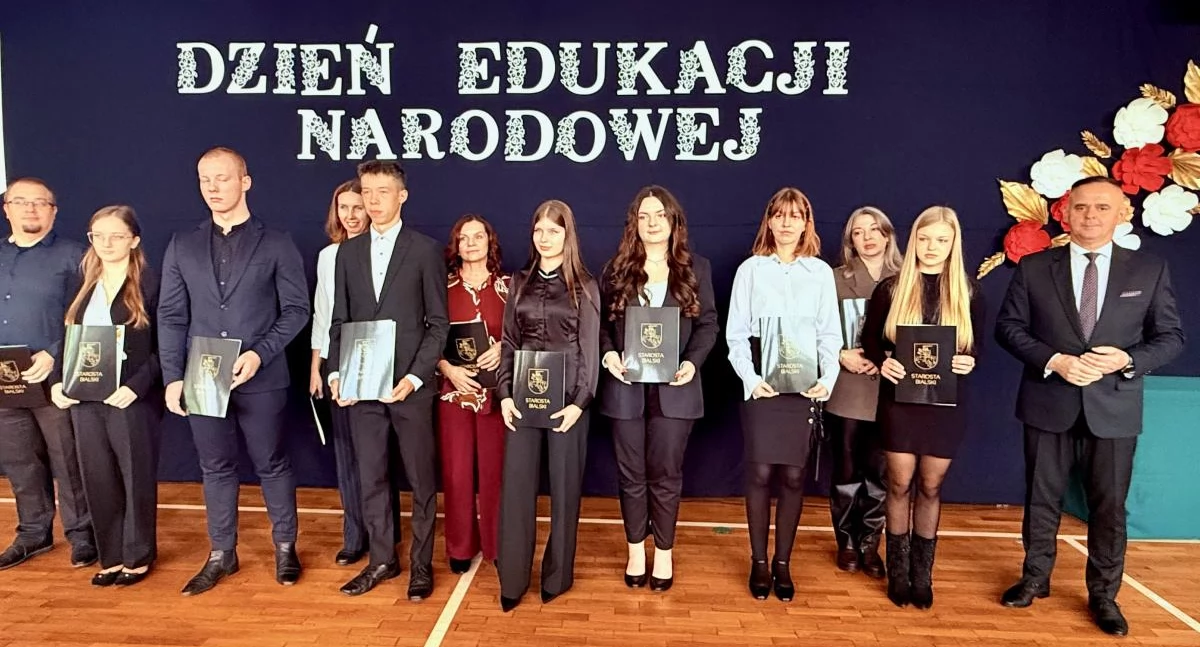 edukacja, Dąbrowskiej centrum uwagi Starosta Bialski rozpoczął wręczanie stypendiów najzdolniejszych uczniów powiatu - zdjęcie, fotografia