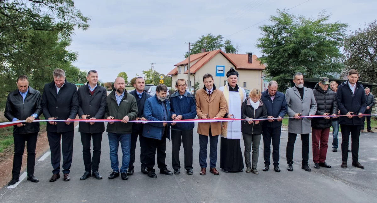 Inwestycje, Oficjalne otwarcie zmodernizowanej drogi powiatowej odcinku Bielany Korczówka - zdjęcie, fotografia