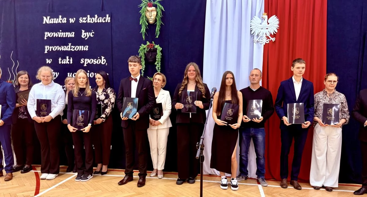 edukacja, Kolejne stypendia Starosty trafiły Międzyrzeca razem wyróżnieni uczniowie Unitów Podlaskich - zdjęcie, fotografia