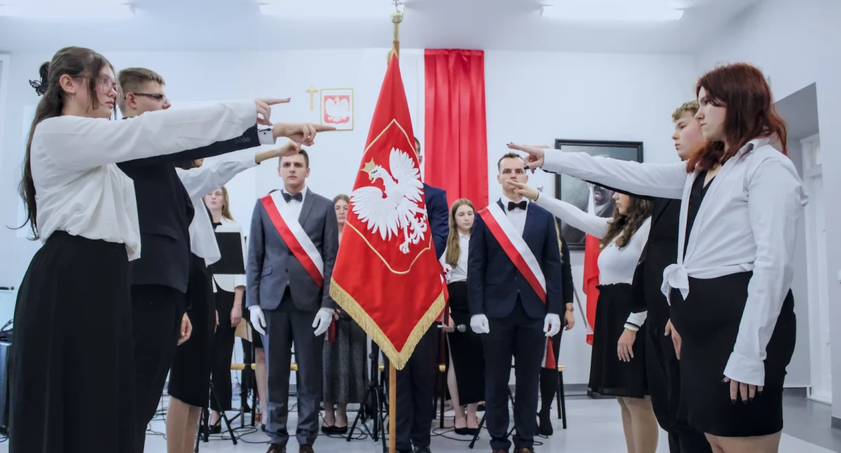 edukacja, Dzień Edukacji Narodowej ślubowanie pierwszych Zespole Szkół Centrum Kształcenia Rolniczego Leśnej Podlaskiej - zdjęcie, fotografia