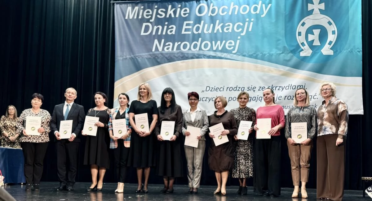 edukacja, gdzie dzieci uczą latać Międzyrzec nagrodził swoich nauczycieli Przyznano nagrody burmistrza dyrektorów szkół odznaczenia - zdjęcie, fotografia