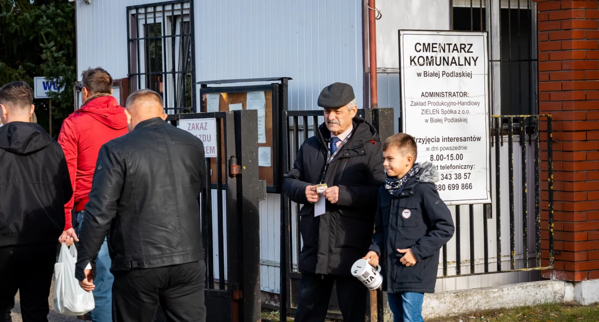 ludzie, Odwiedzamy groby bliskich cmentarzu komunalnym Białej Podlaskiej - zdjęcie, fotografia