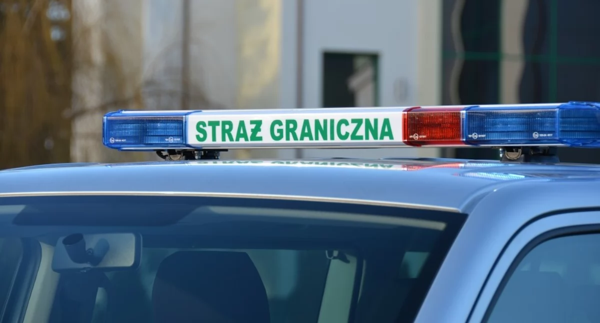 fot. Oświetlenie pojazdu służbowego z napisem Straż Graniczna/Komenda Główna Straży Granicznej