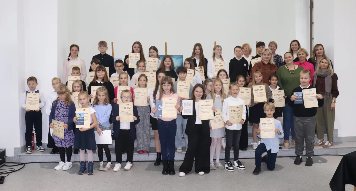 konkurs, Wspomnienia pamiątki duszy zabrzmiały Wisznicach! Młodzi recytatorzy zachwycili publiczność jadą Drelowa - zdjęcie, fotografia