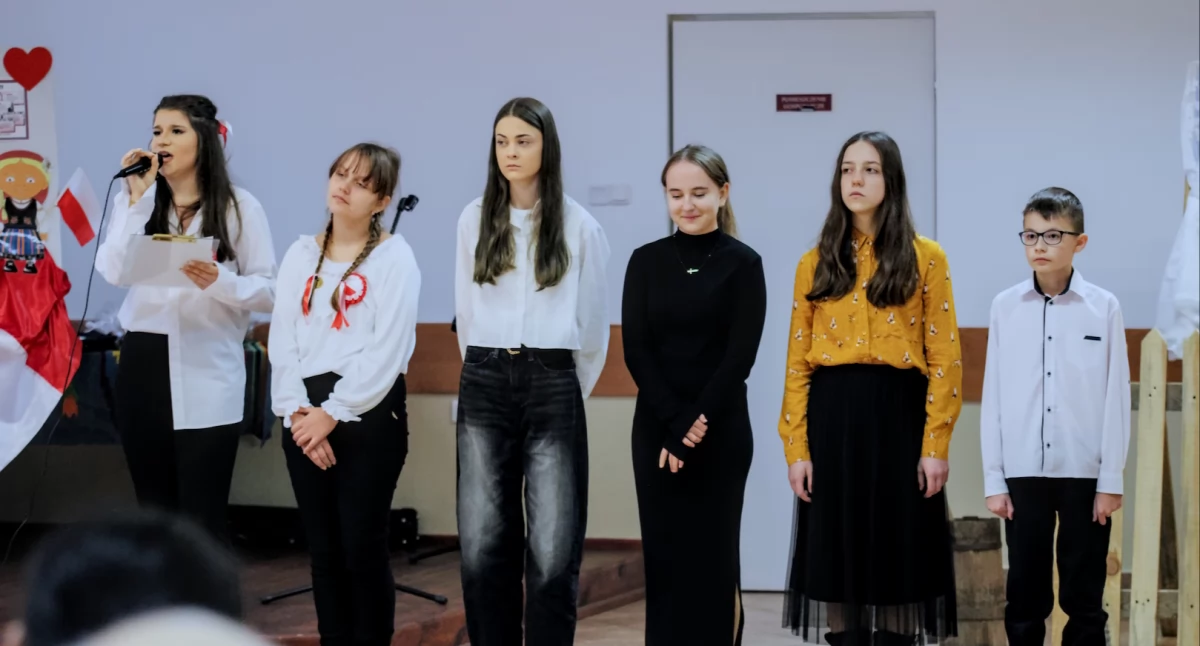ludzie, Wspólne śpiewanie pieśni patriotycznych zespołem “Wiejska Melodia” Komarnie - zdjęcie, fotografia