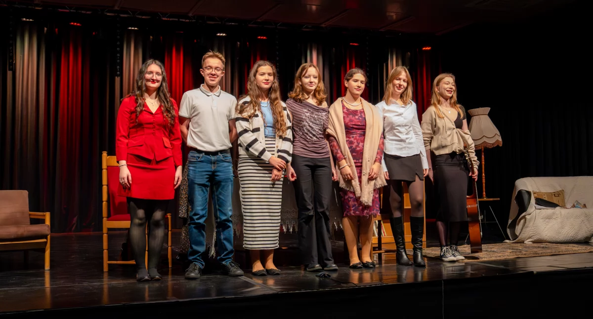 teatr, Kryminalna intryga słusznej sprawie Tłumy spektaklu „Czekoladki” Fundacji Belli - zdjęcie, fotografia