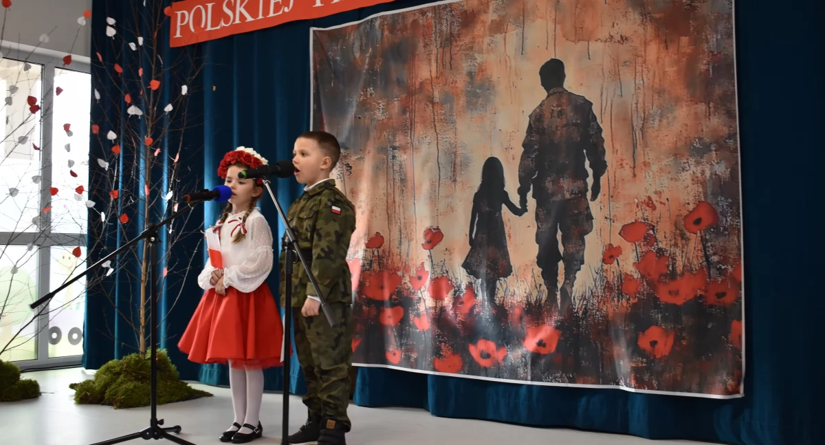 koncerty, Przedszkolaki Białej Podlaskiej uczciły święto Niepodległości pieśnią patriotyczną Uroczystość zakończona wspólnym „sto lat” tortem - zdjęcie, fotografia