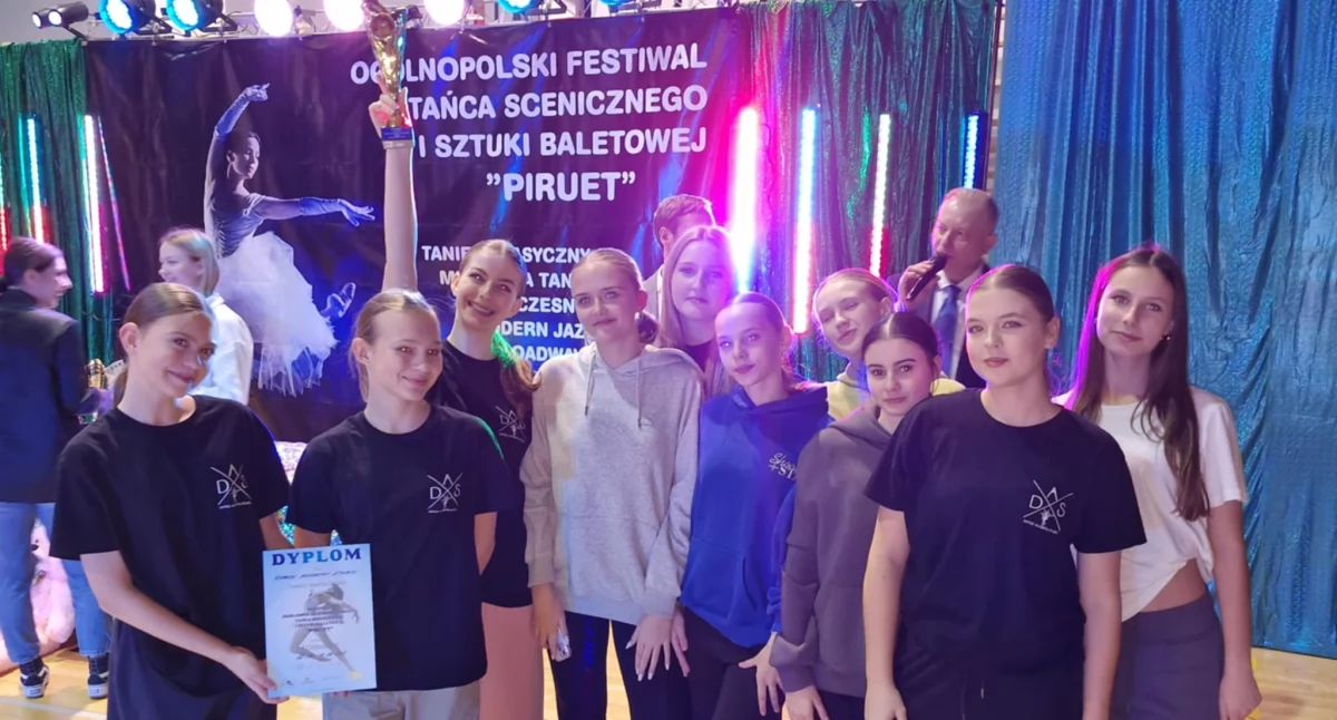 taniec, Pucharowy triumf bialskich tancerzy Dance Academy Studio kontynuuje sukcesy pucharów sezonie wytańczonych okiem trener Karolina Brodzik Zaremba - zdjęcie, fotografia
