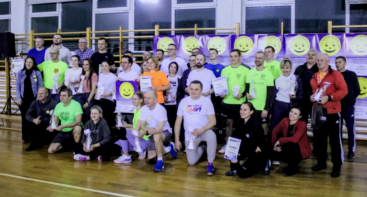 ludzie, Słodkich Siatkarska rywalizacja udziałem instytucji organizacji powiatu bialskiego ramach akcji charytatywnej - zdjęcie, fotografia