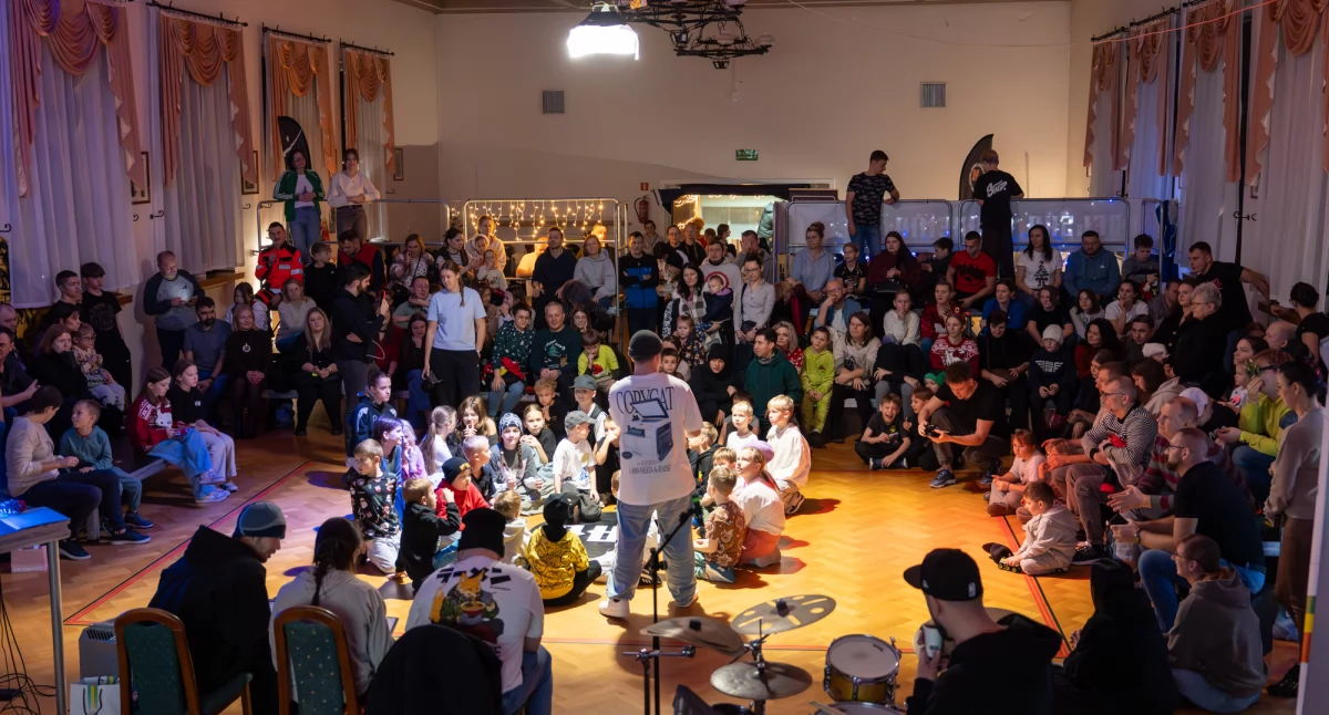 taniec, Mikołajki rytmie Ogólnopolski Mikołajkowy Turniej Break Dance Białej Podlaskiej - zdjęcie, fotografia