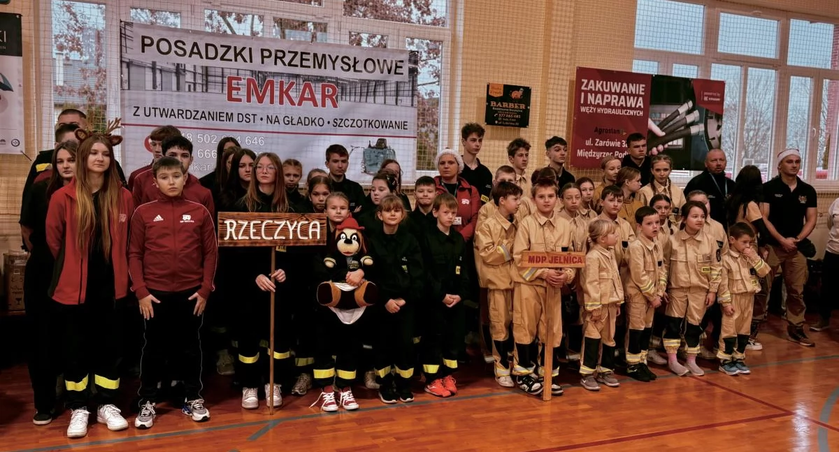 ludzie, Mikołajki sportowo Krzewicy! Ponad młodych strażaków rywalizowało Halowych Zawodach - zdjęcie, fotografia