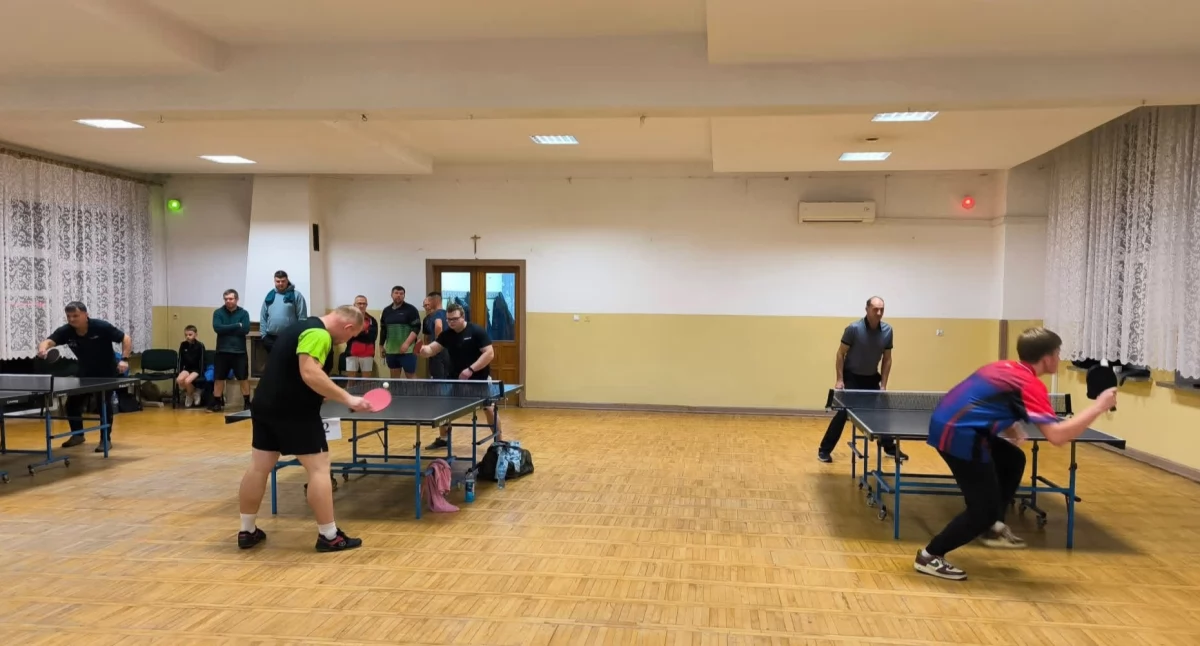 Pomoc, Sportowe Mikołajki Łomazach emocje rywalizacja pomoc - zdjęcie, fotografia
