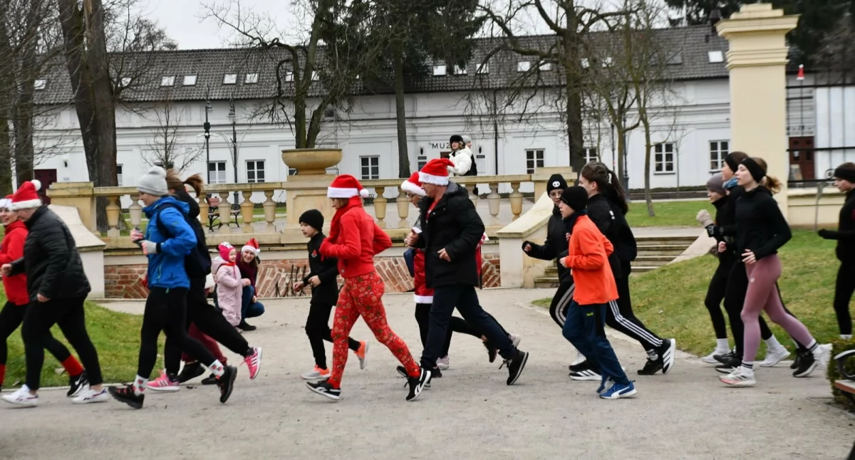 Lekkoatletyka , Sport pomaganie Parku Radziwiłłowskim „Trening Mikołajem” połączył aktywnych mieszkańców Białej Podlaskiej - zdjęcie, fotografia