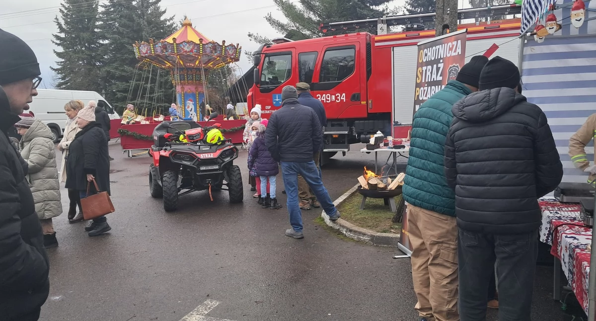 festyny, Różnorodne przysmaki świąteczne atrakcje akcja charytatywna czyli Jarmark Bożonarodzeniowy Konstantynowie - zdjęcie, fotografia