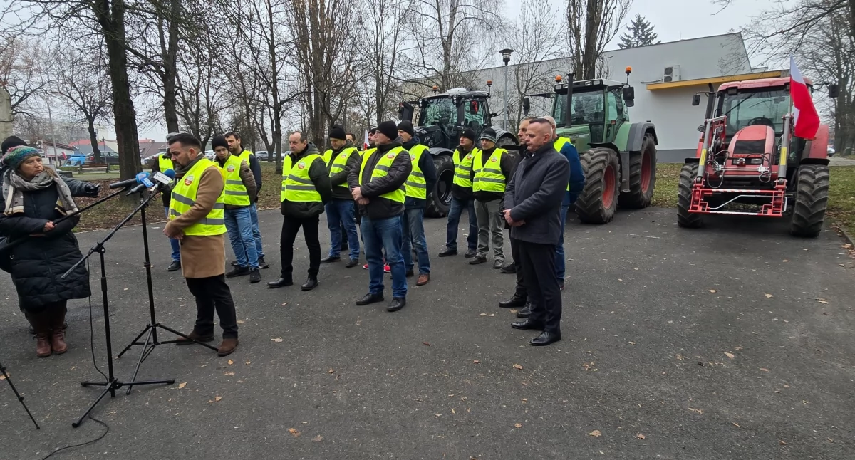 rolnictwo, ​„To jedzenie pasza” Rolnicy samorządowcy Białej Podlaskiej przeciwko Mercosur - zdjęcie, fotografia