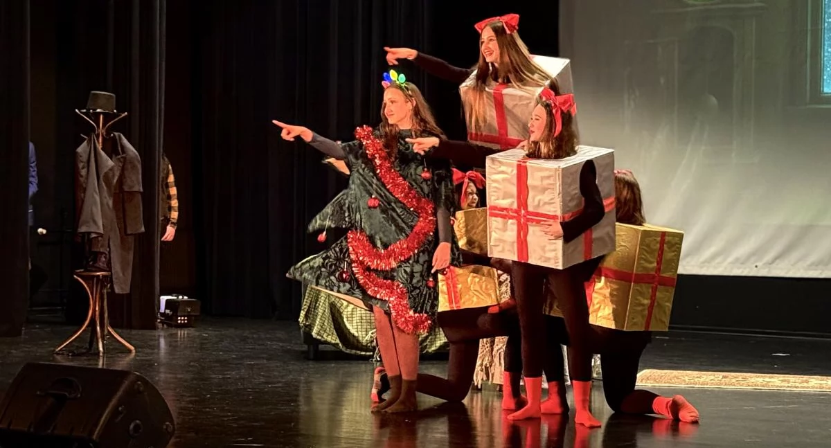 teatr, Scrooge miarę wieku Jasełka poruszyły Międzyrzec - zdjęcie, fotografia