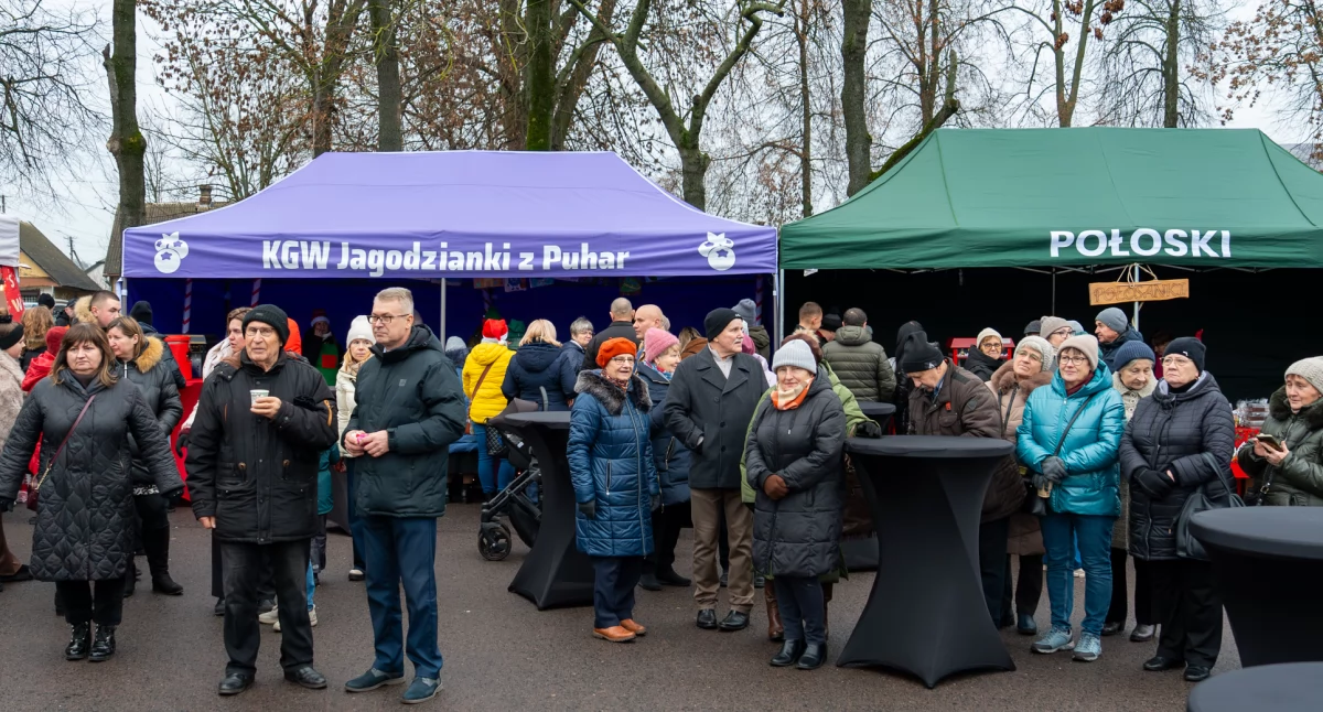ludzie, Mieszkańcy Piszczaca spotkali rynku podczas Jarmarku Bożonarodzeniowego - zdjęcie, fotografia