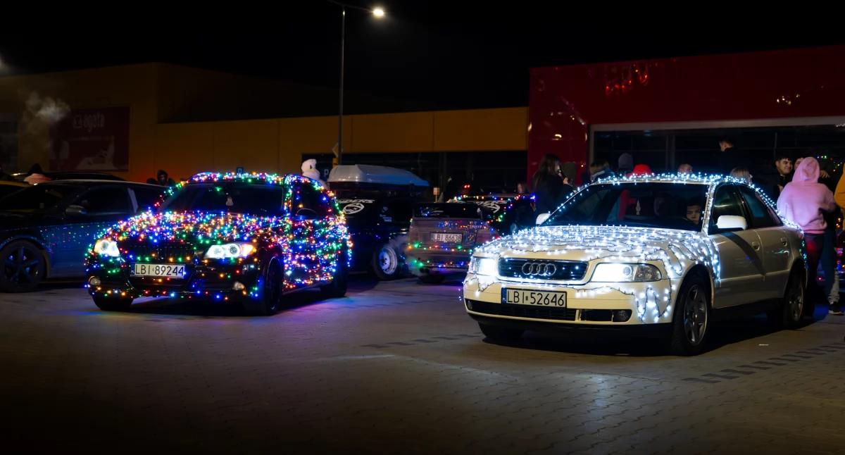 Moto, Nocny parkingu Karuzeli Setki MotoPasterce grupy WhiteNights - zdjęcie, fotografia