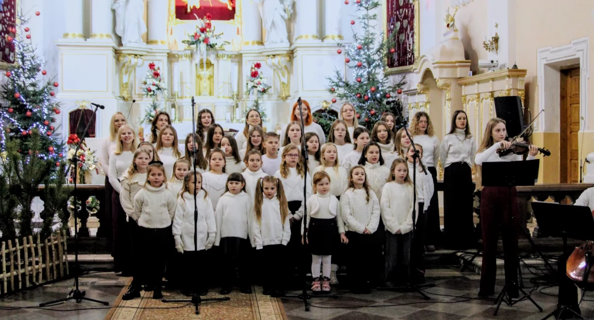 koncerty, Najpiękniejsze kolędy rozbrzmiały Leśnej Podlaskiej Wigilijny koncert kolęd wykonaniu Scholi Parafialnej - zdjęcie, fotografia
