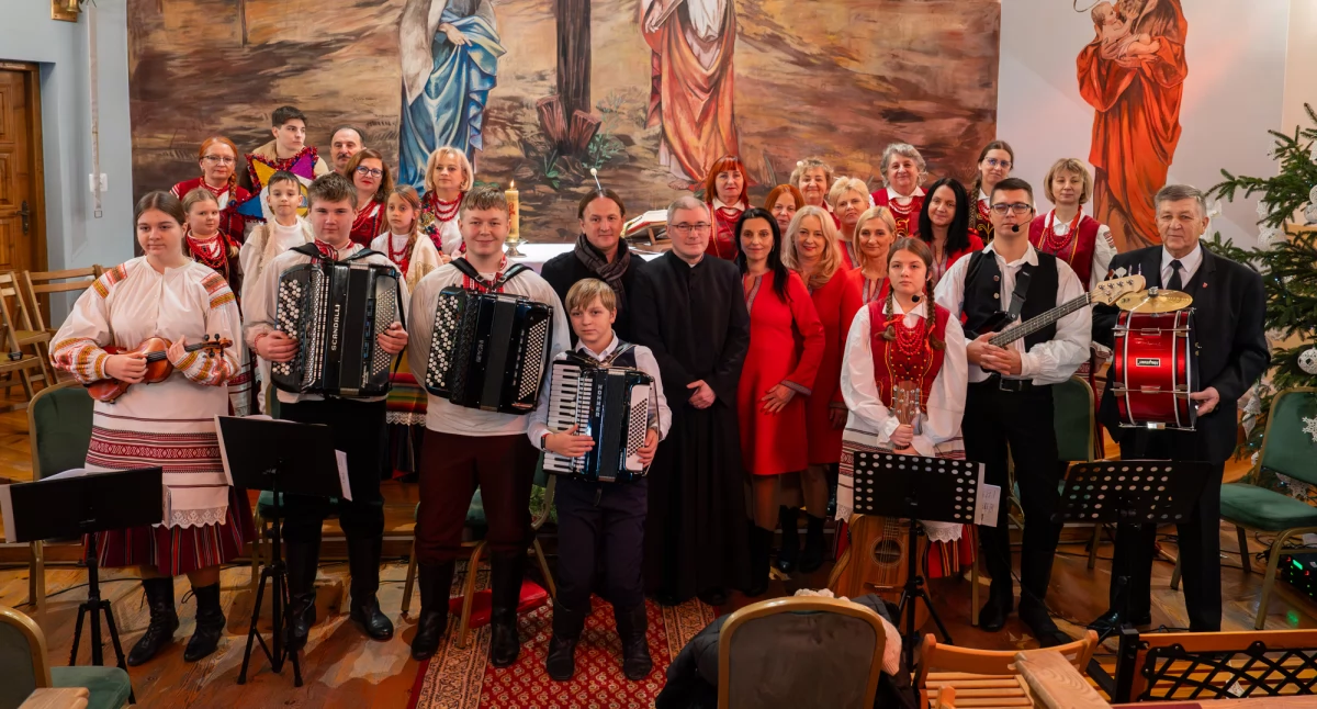 Zespoły Ludowe, Mieszkańcy Wilczyna wspólnie śpiewali kolędy kaplicy wystąpiły zespoły Kalina Zorza - zdjęcie, fotografia