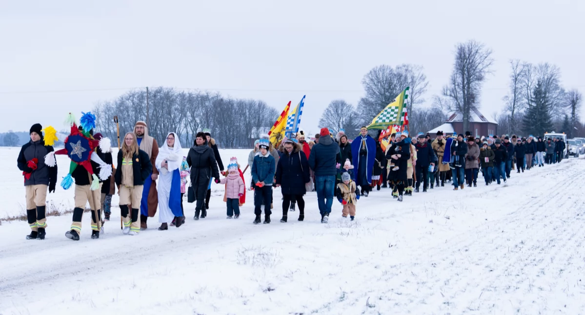 kościół, Orszak Trzech Króli przeszedł przez Dokudów Mieszkańcy wspólnie kolędowali stajence - zdjęcie, fotografia