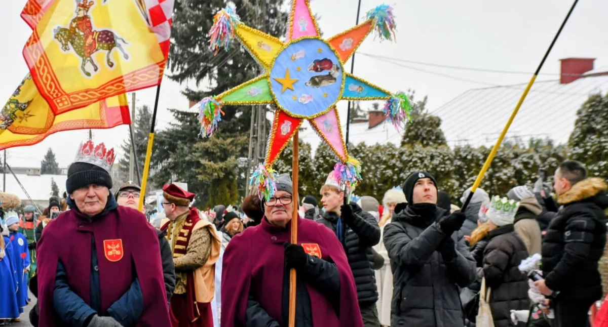 kościół, ulicy Pokoju Wolności Bialski Orszak Trzech Króli połączył mieszkańców wspólnym kolędowaniu - zdjęcie, fotografia