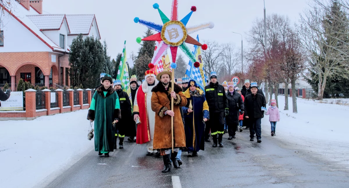 kościół, Orszak Trzech Króli kolędą ustach przeszedł ulicami Leśnej Podlaskiej - zdjęcie, fotografia