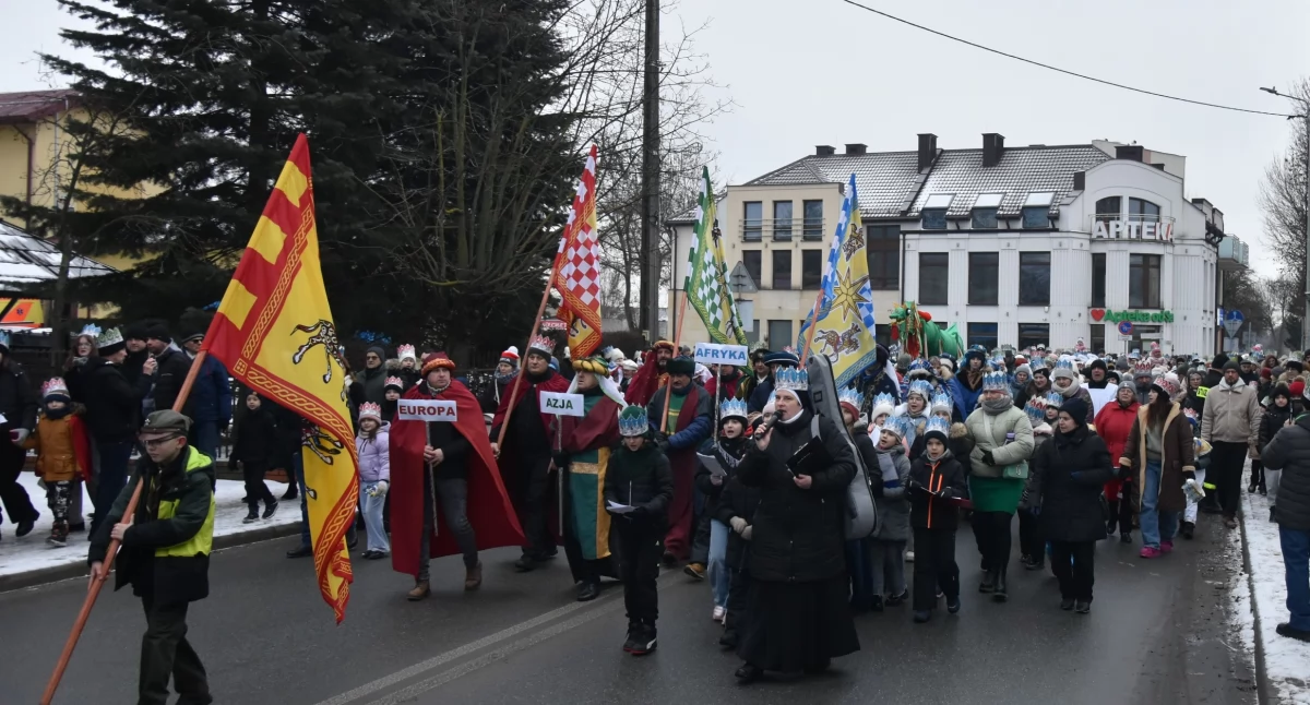 kościół, Wielki finał Jubileuszowego Międzyrzecu Podlaskim Setki mieszkańców Orszaku Trzech Króli znakiem nadziei - zdjęcie, fotografia