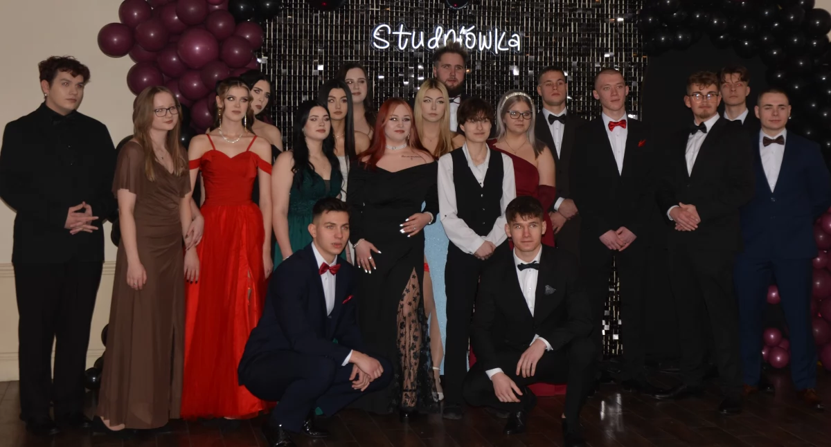 edukacja, Międzyrzec otworzył sezon studniówkowy 2026! Maturzyści parkiecie przed egzaminem - zdjęcie, fotografia