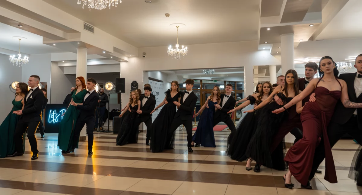 edukacja, Polonez Hotelu Polonia Maturzyści „Akademika” bawili studniówce - zdjęcie, fotografia