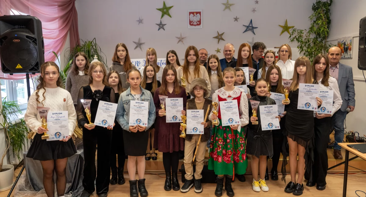 konkurs, Młodzi artyści zaśpiewali Łomazach Znamy wyniki konkursu kolęd pastorałek - zdjęcie, fotografia