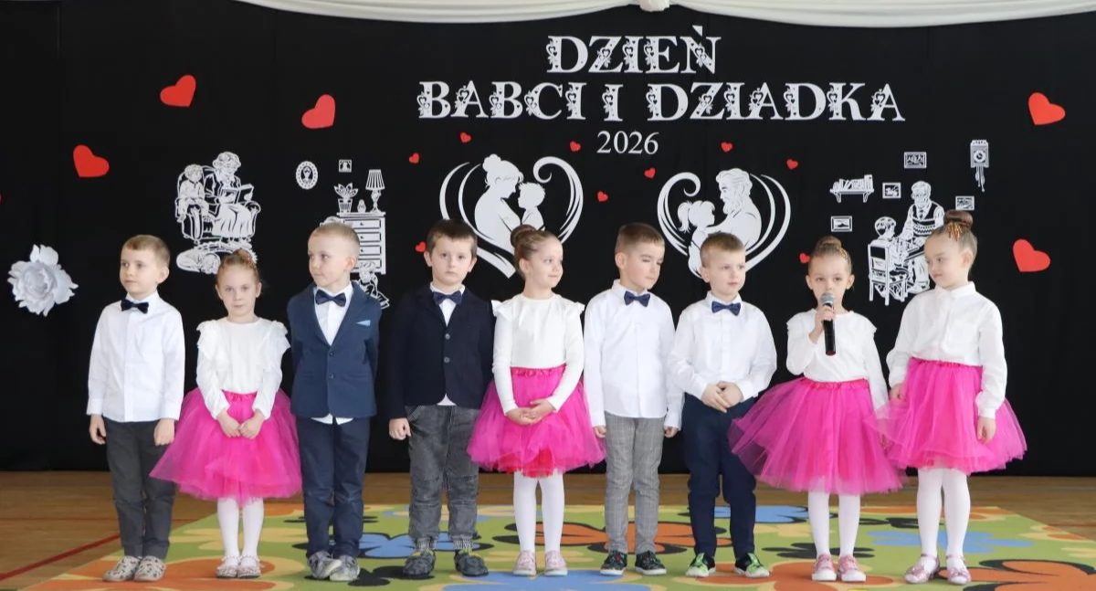 ludzie, Celebracja Babci Dziadka pełna emocji wzruszeń uroczystość Przedszkolu Zalesiu - zdjęcie, fotografia