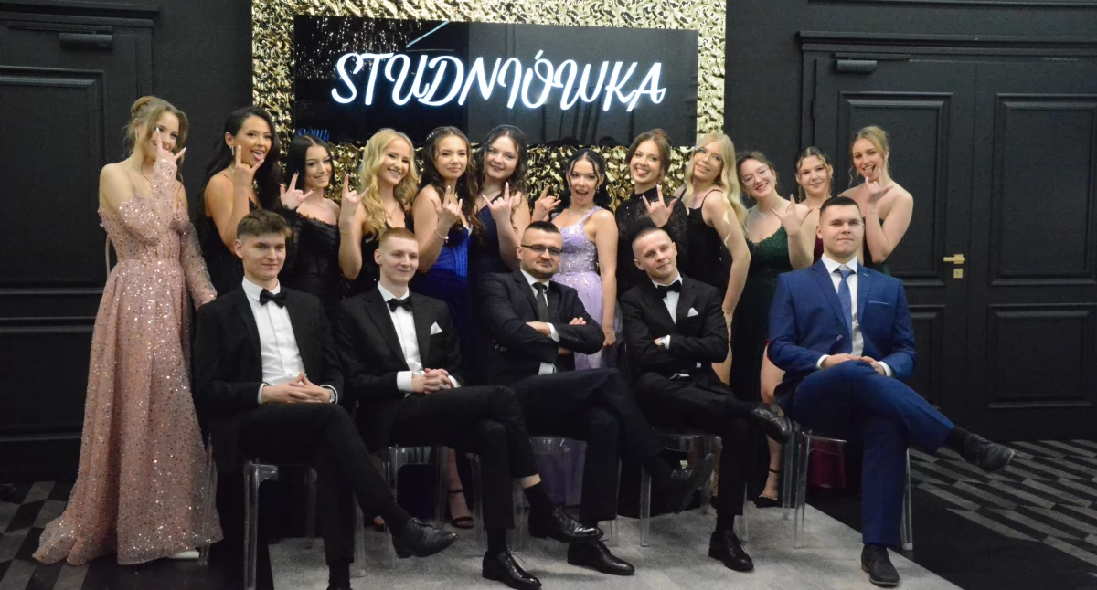 edukacja, Wyjątkowa maturzystów Międzyrzeca Podlaskiego wyglądała studniówka - zdjęcie, fotografia