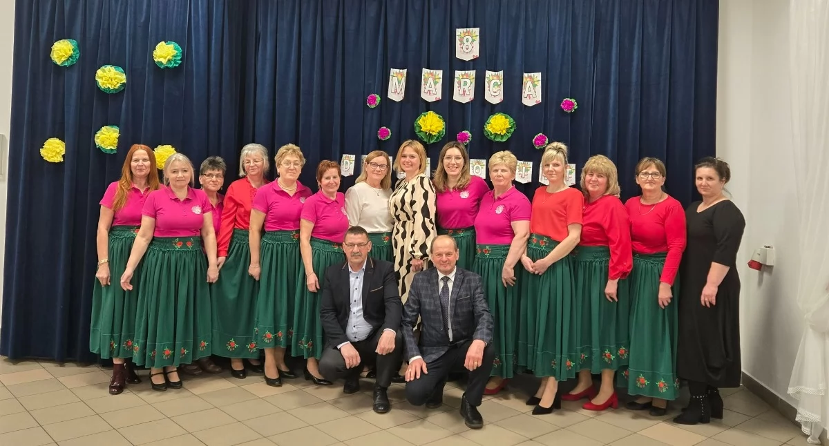 ludzie, Tłumy Kobiet Ciciborze Dużym Były kwiaty muzyka wspólne świętowanie - zdjęcie, fotografia