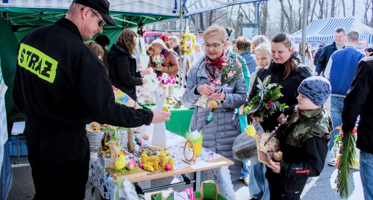 ludzie, Rękodzieło lokalne przysmaki jarmarku wielkanocnym Konstantynowie - zdjęcie, fotografia