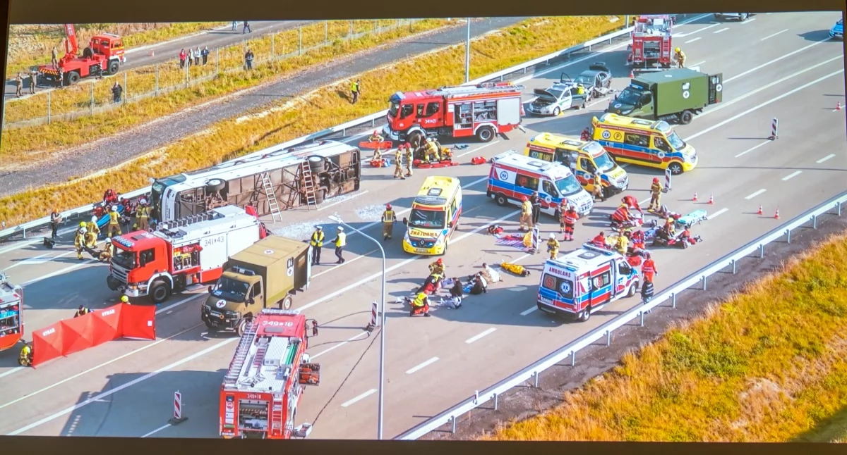 kino, Wypadek masowy odcinku Autostrady (Sitnik) Premiera filmu ćwiczeń Octopus - zdjęcie, fotografia
